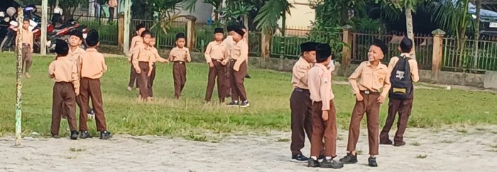Siswa MIN 2 Muaro Jambi Bermain di Tengah Gerimis