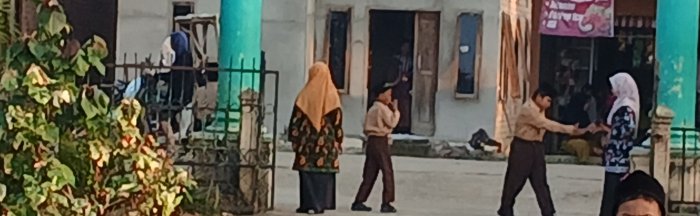 Guru Sambut Siswa di Gerbang MIN 2 Muaro Jambi