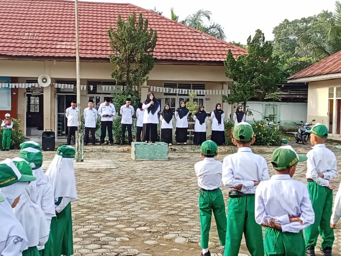 Wali Kelas 1B MIN 2 Muaro Jambi  Jadi Pembina Upacara Bendera
