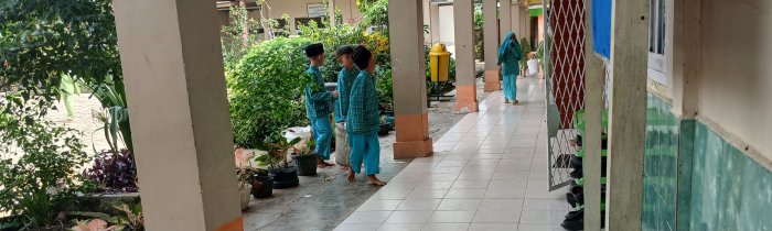 Siswa MIN 2 Muaro Jambi Gerakan Madrasah Bersih