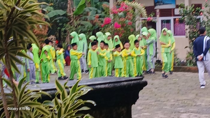 Guru Dampingi Siswa Kelas 1 dalam Gotong Royong Sekolah Guru Dampingi Siswa Kelas 1 dalam Gotong Royong Sekolah