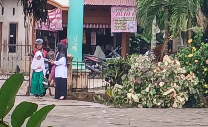 Staf MIN 2 Tarikan Sambut Siswa di Gerbang Madrasah Staf MIN 2 Tarikan Sambut Siswa di Gerbang Madrasah