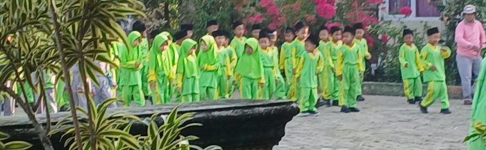 Wali Kelas 1A Pimpin Senam Pagi di Sekolah Tarikan