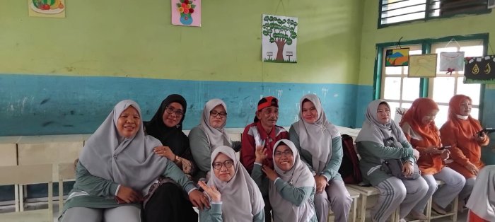 Guru MIN 2 Muaro Jambi Gelar Temu Kangen Bersama Mantan Kepala Madrasah