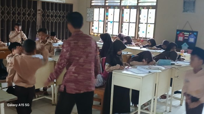MIN 2 Muaro Jambi Lanjutkan Ujian Meski Hujan Deras