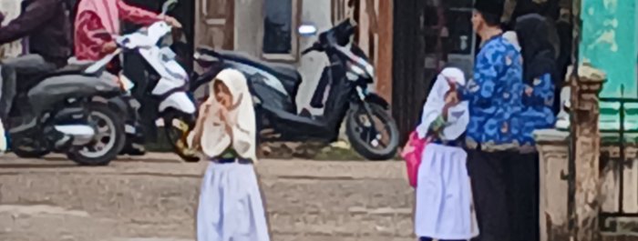 Guru Sambut Siswa di Madrasah Tarikan pada Hari Pancasila Guru Sambut Siswa di Madrasah Tarikan pada Hari Pancasila