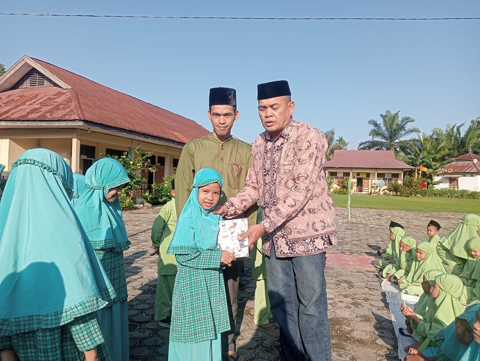 MIN 2 MUARO JAMBI MELAKSANAKAN PEMBAGIAN RAPORT