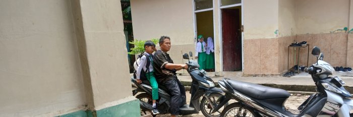 Staf MIN 2 Muaro Jambi Antar Siswa Sakit Pulang ke Rumah Staf MIN 2 Muaro Jambi Antar Siswa Sakit Pulang ke Rumah