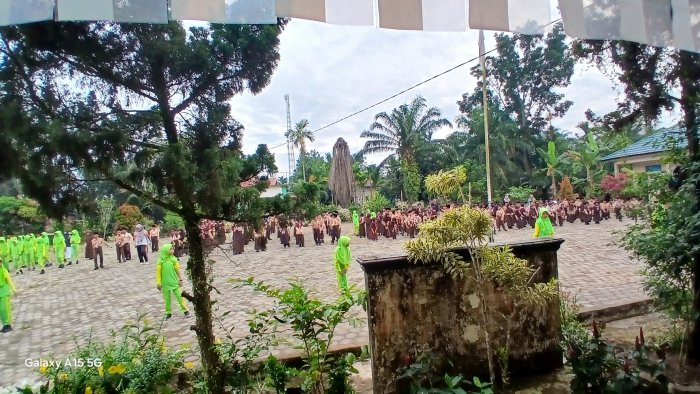 Wakil Kepala Kurikulum Pantau Kegiatan Senam di MIN 2 Muaro Jambi