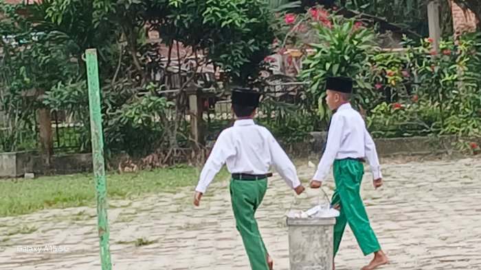 Siswa MIN 2 Muaro Jambi Lakukan Aksi Bersih Sekolah Siswa MIN 2 Muaro Jambi Lakukan Aksi Bersih Sekolah