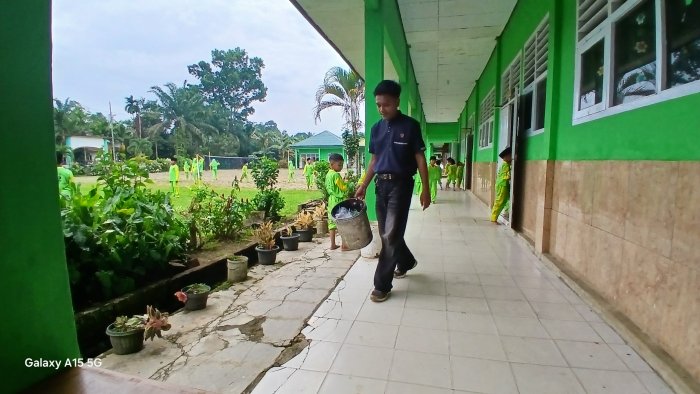 Petugas Kebersihan MIN 2 Muaro Jambi Aktif Jaga Lingkungan Madrasah