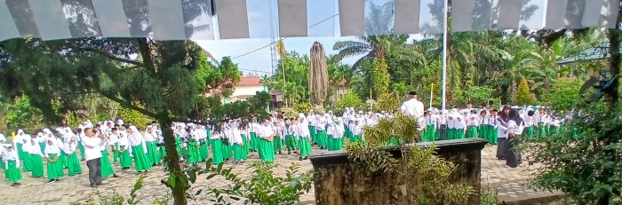 Staf dan Guru MIN 2 Muaro Jambi Tertibkan Siswa Jelang Apel Ujian