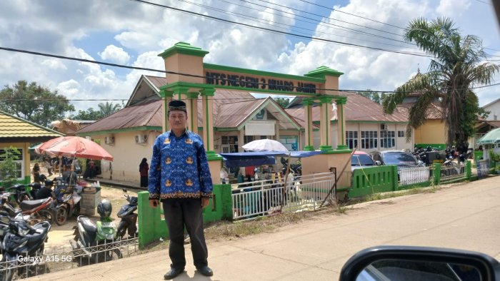Ahmad Zamroni Hadiri Pelepasan Siswa Kelas 12 MTsN 2 Muaro Jambi