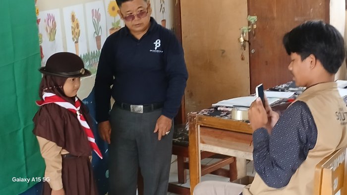 Siswa MIN 2 Muaro Jambi ikuti  untuk Foto KTA Pramuka Nasional