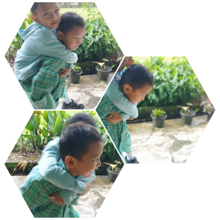 Siswa MIN 2 Muaro Jambi Main Gendong Teman Diteras kelas Saat Hujan