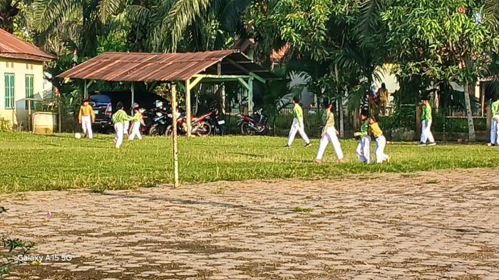 SEKELOMPOK SISWA MIN 2 MUARO JAMBI GEMAR BERMAIN UNTUK MENGISI WAKTU KOSONG DI SELA-SELA PEMBELAJARAN