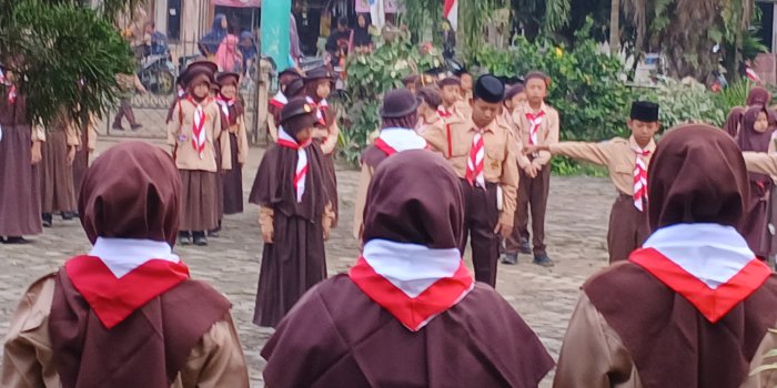 Latihan Pramuka MIN 2 Muaro Jambi Bentuk Disiplin Siswa