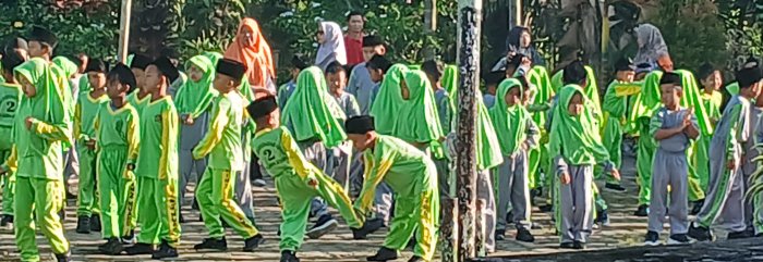Wali Kelas Dampingi Siswa Senam Pagi di Madrasah Wali Kelas Dampingi Siswa Senam Pagi di Madrasah
