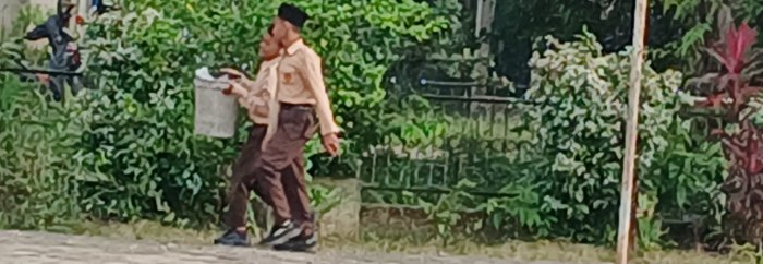 Siswa MIN 2 Muaro Jambi Tetap Bersih-Bersih Saat Gerimis Siswa MIN 2 Muaro Jambi Tetap Bersih-Bersih Saat Gerimis