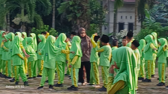 Bendahara MIN 2 Muaro Jambi Ikuti Senam Pagi Bersama Guru dan Siswa