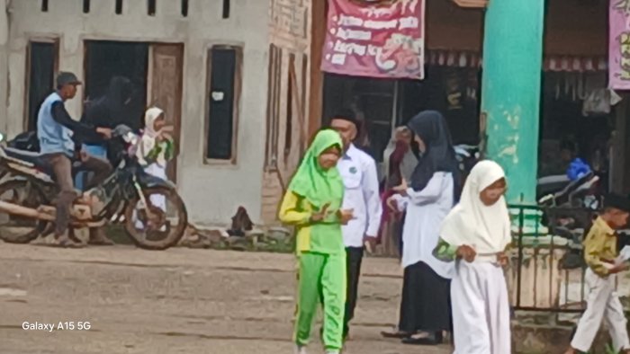 Guru MIN 2 Muaro Jambi Sambut Siswa penuh keramahan Guru MIN 2 Muaro Jambi Sambut Siswa penuh keramahan
