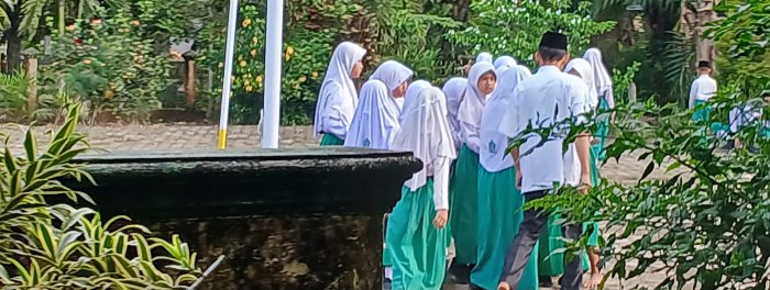 Siswa MIN 2 Muaro Jambi Belajar di Alam Terbuka Jelang Ujian Siswa MIN 2 Muaro Jambi Belajar di Alam Terbuka Jelang Ujian