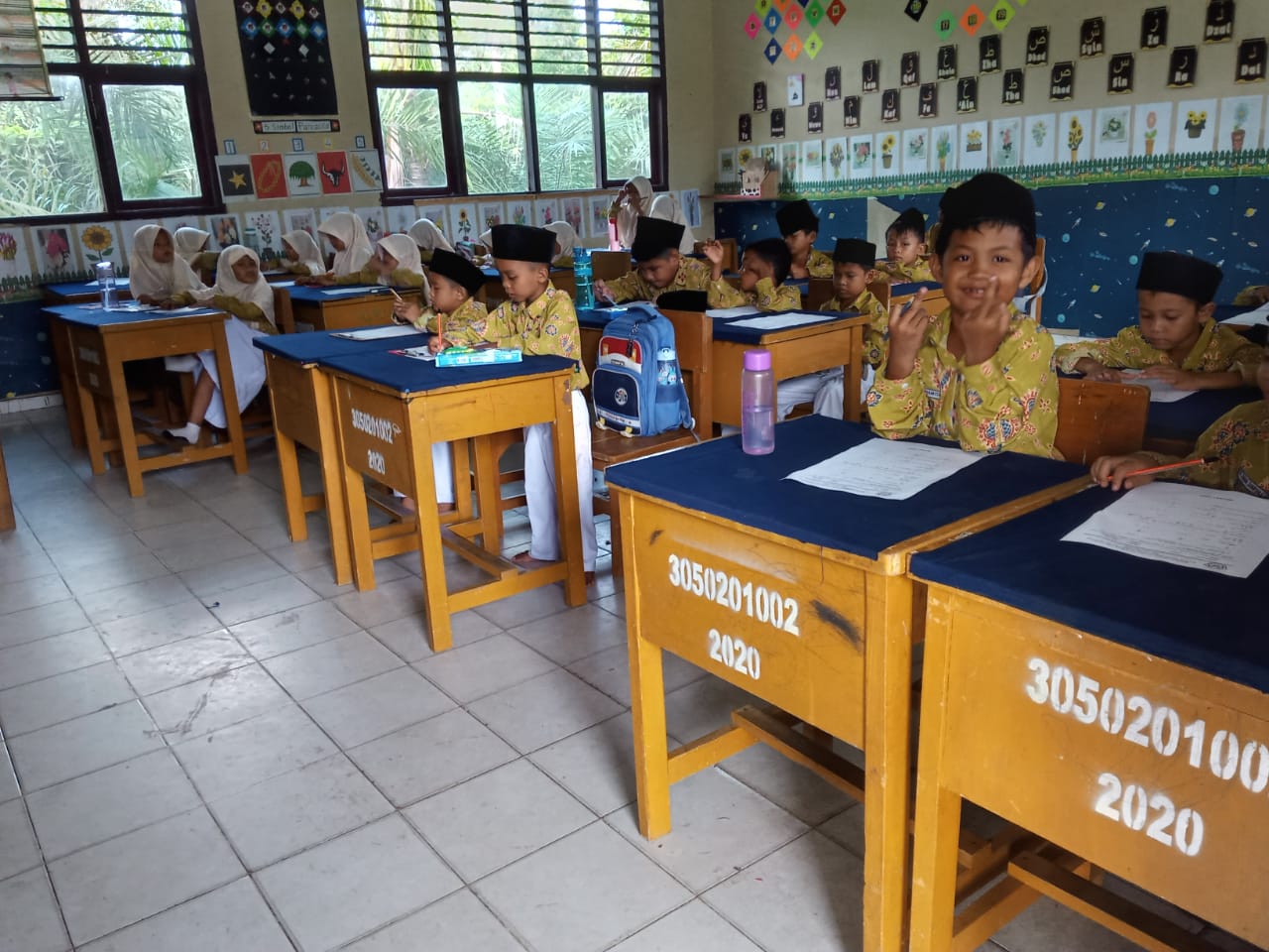 SISWA MIN 2 MUARO JAMBI MENUNJUKKAN ANTUSIAS MENGIKUTI UJIAN
