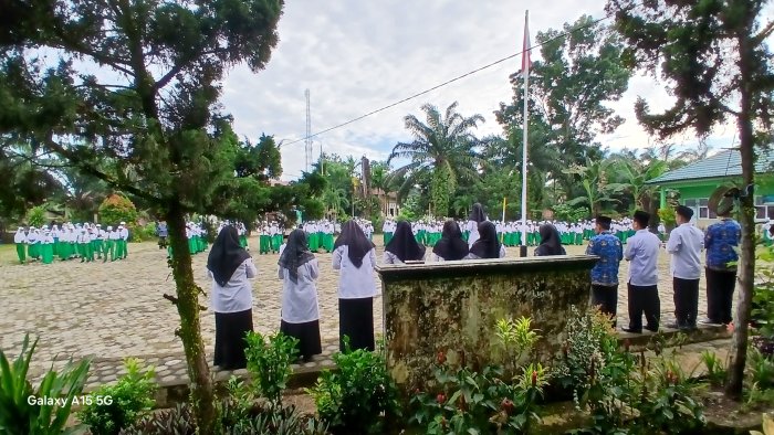 MIN 2 Muaro Jambi Laksanakan Upacara Bendera Setiap Senin MIN 2 Muaro Jambi Laksanakan Upacara Bendera Setiap Senin