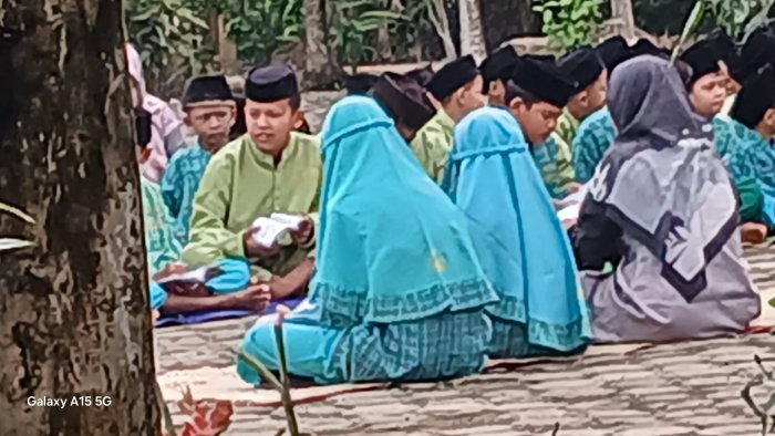 Ruslawati Dampingi Bacaan Yasin Siswa Kelas 3B MIN 2 Muaro Jambi