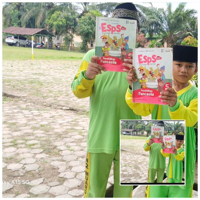 Azis Siswa MIN 2 Muaro Jambi Tunjukkan Buku Sebelum Masuk Kelas