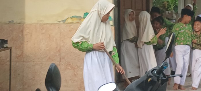 Siswa Kelas 3B MIN 2 Muaro Jambi Gelar Aksi Bersih-Bersih