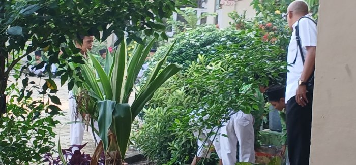 Kepala MIN 2 Muaro Jambi Dampingi Siswa Bersih-Bersih Kelas Kepala MIN 2 Muaro Jambi Dampingi Siswa Bersih-Bersih Kelas