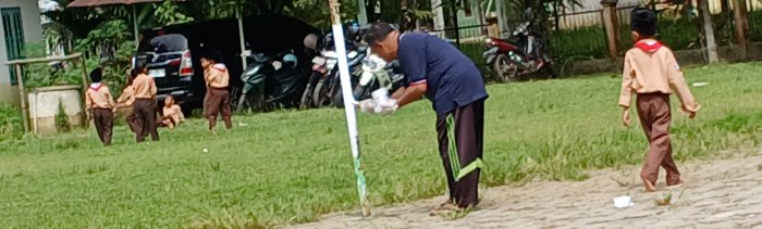 Staf Zamroni Percantik Lapangan dengan Mengecat Tiang Bulu Tangkis