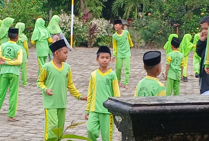 Guru MIN 2 Muaro Jambi Tekankan Disiplin Sebelum Bermain