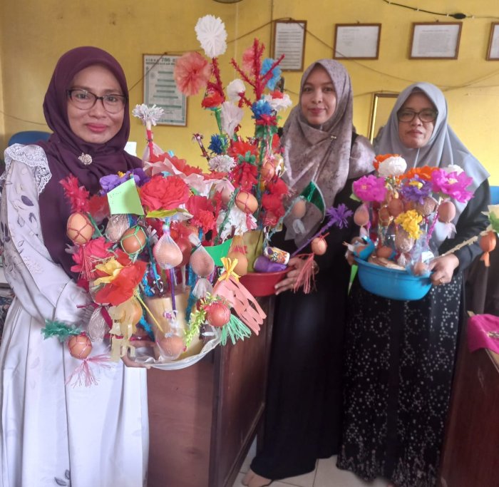 Guru MIN 2 Muaro Jambi Hias Ruang Guru dengan Bunga Telur