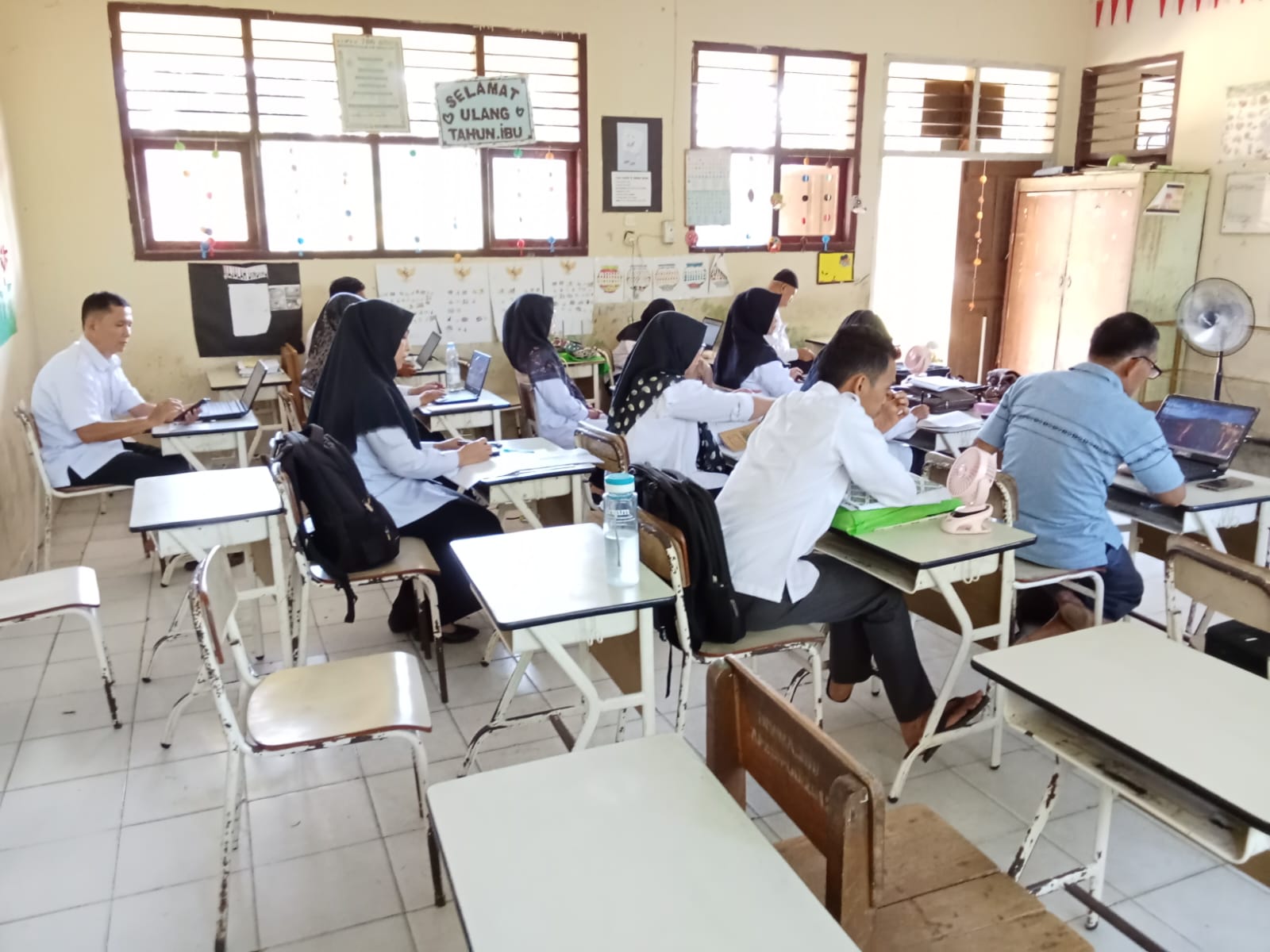 MIN 2 MUARO JAMBI MELAKSANAKAN PELANJUTAN PENGISIAN RAPORT