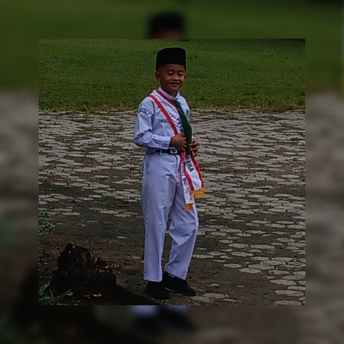Kenzi siswa kelas 3A Min 2 Muaro Pimpin Upacara Bendera di MIN 2 Muaro Jambi