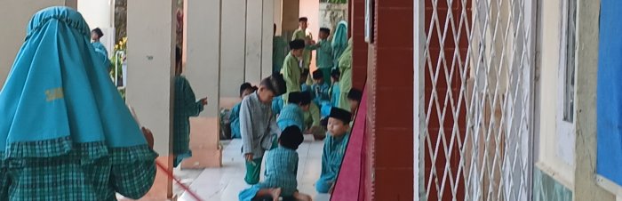 Siswa MIN 2 Muaro Jambi Manfaatkan Teras Kelas Saat Istirahat Siswa MIN 2 Muaro Jambi Manfaatkan Teras Kelas Saat Istirahat