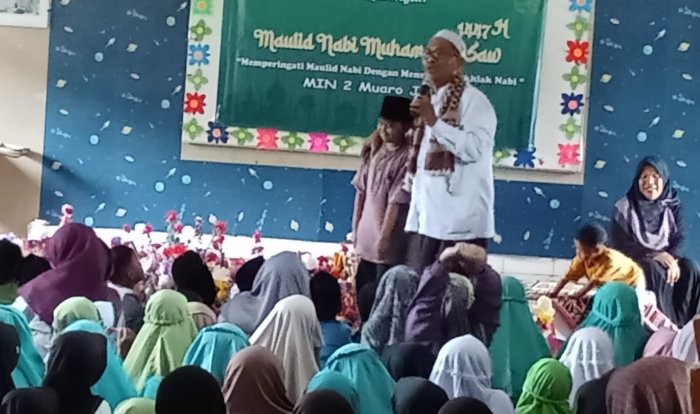 Ustad Abdullah Budi Saroni Sampaikan Ceramah Maulid Nabi di MIN 2 Muaro Jambi
