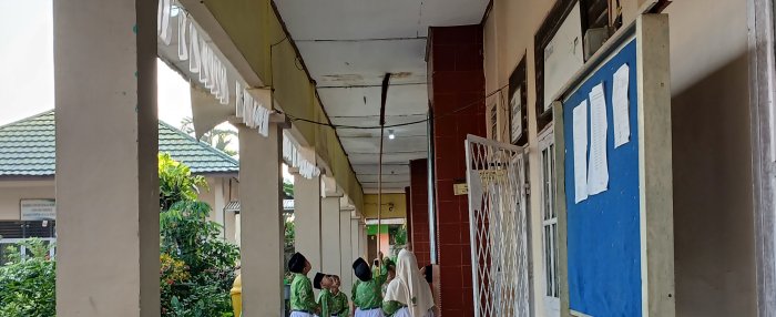 Ilham kelas 3A Siswa MIN 2 Muaro Jambi Lakukan Aksi Bersih Langit Madrasah