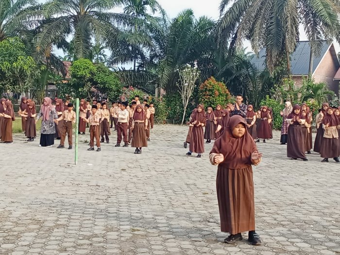 Guru MIN 2 Muaro Jambi Pimpin Senam Sehat Bersama Siswa Guru MIN 2 Muaro Jambi Pimpin Senam Sehat Bersama Siswa