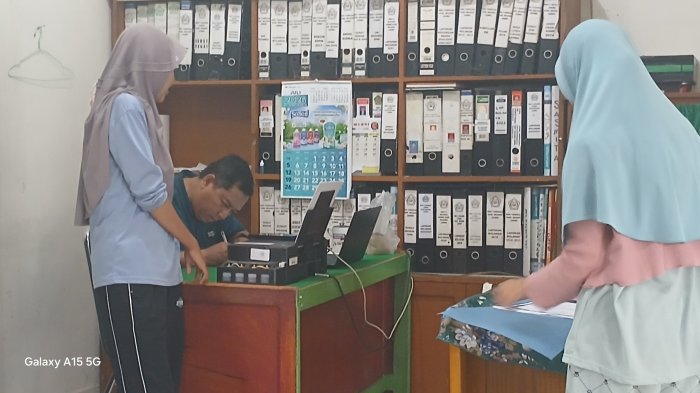 Staf TU MIN 2 Muaro Jambi Layani Legalisir Saat Libur