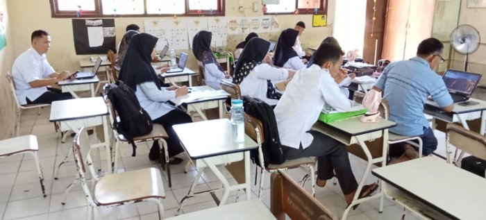 Majelis Guru Min 2 Muaro Jambi Mengisi Raport Siswa