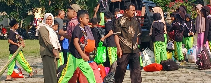 Peserta Jambore MIN 2 Muaro Jambi Matangkan Persiapan sebelum berangkat.