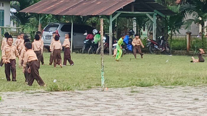 Permainan Pagi Siswa Min 2 Muaro Jambi Kuatkan Karakter