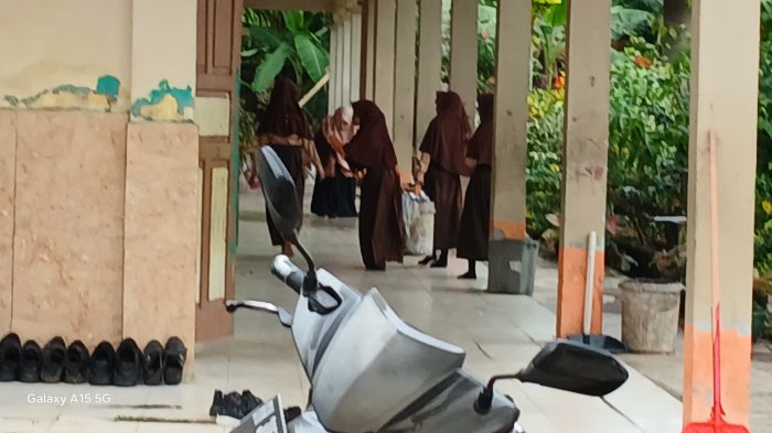 Wali Kelas MIN 2 Muaro Jambi Bimbing Siswa Buang Sampah