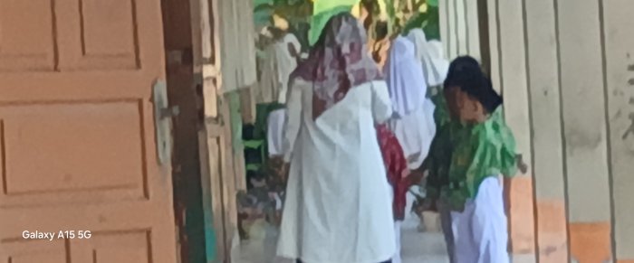 Wali kelas 1B MIN 2 Muaro Jambi  Periksa Kuku Siswa Sebelum Masuk Kelas