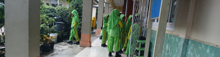 Siswa Min 2 Muaro Jambi antri Perlihatkan KTA Pramuka Nasional Siswa Min 2 Muaro Jambi antri Perlihatkan KTA Pramuka Nasional