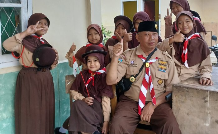 Siswa MIN 2 Muaro Jambi Gelar Foto Bersama Usai Pemotretan KTA Pramuka