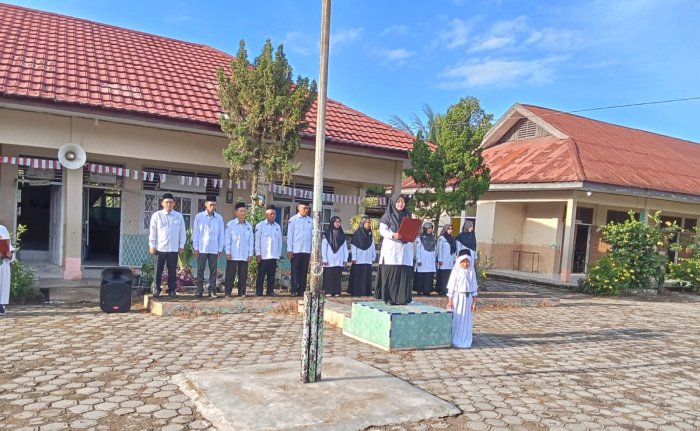 Pegawai Kementerian Agama Kenakan Seragam Atribut  Merah Putih